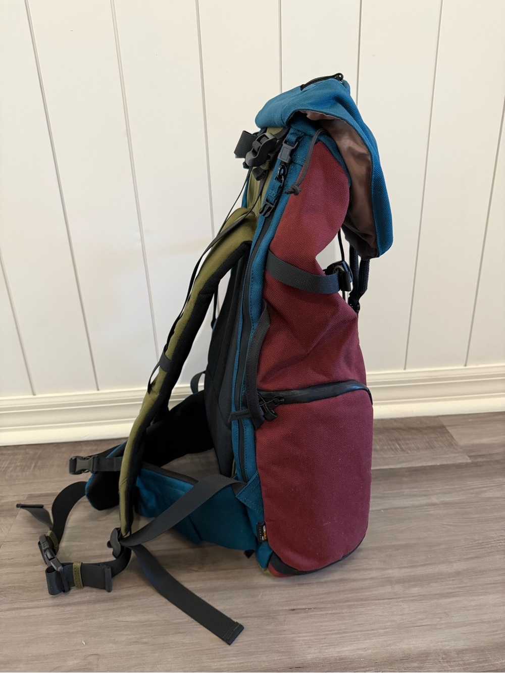 Teal & Burgundy Colorblock Men's Travel Backpack 38L - Picture 4 of 8
